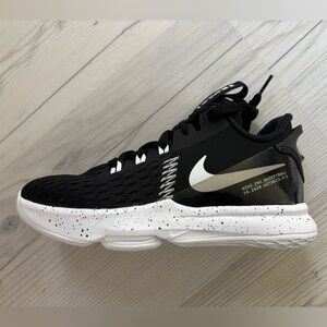 Nike LeBron Witness V (PS) Sneakers size 3Y